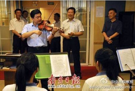 （王榮演奏小提琴，資料圖片）
