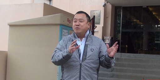 曾志偉面對(duì)媒體。