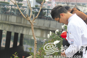 幾天來(lái)，不斷有永康市民自發(fā)來(lái)到救人現(xiàn)場(chǎng)祭奠。