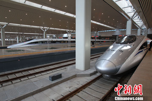 12月26日，河南鄭州，即將發(fā)車的京廣高鐵。當(dāng)日，世界上運(yùn)營里程最長的高速鐵路京廣高鐵正式開通運(yùn)營，全程2298公里，全線設(shè)計(jì)時速350公里。中新社發(fā) 王中舉 攝