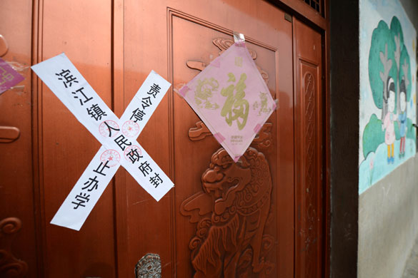 貴溪市濱江鎮(zhèn)春蕾幼兒園大門被貼上封條（2012年12月25日攝）。 攝影：新華社記者 周科
