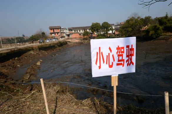 貴溪市交通部門在事故現(xiàn)場設(shè)置了“小心駕駛”警示牌（2012年12月25日攝）。 攝影：新華社記者 周科