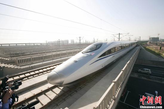 12月26日，世界上運營里程最長的高速鐵路北京至廣州高速鐵路將全線貫通，全程僅需7小時59分。中新社發(fā) 侯宇 攝 視頻：實拍京廣高鐵:從溫暖花城到寒冷京城 來源:中國新聞網(wǎng)