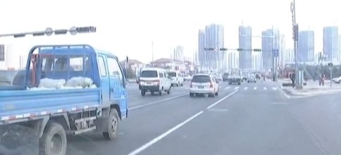 青島街頭現(xiàn)冷漠哥 不避讓救護(hù)車(chē)反復(fù)阻攔
