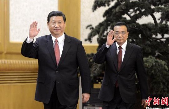 11月15日，新當(dāng)選的中共中央總書記習(xí)近平和中共中央政治局常委李克強(qiáng)、張德江、俞正聲、劉云山、王岐山、張高麗在北京人民大會(huì)堂與中外記者見面。圖為習(xí)近平、李克強(qiáng)向記者揮手致意(中新社發(fā) 廖攀 攝)