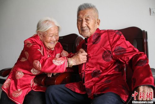 江蘇百歲老人葛克圣、闕金芳已結(jié)婚80年，慶祝重陽節(jié)(資料圖。  