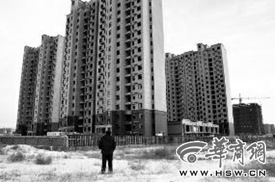 寒風(fēng)中，姜凱喜望著已經(jīng)封頂?shù)男^(qū)心里很失落
