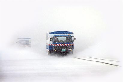 雪阻高速機場車站青島交通告急 28條高速路關閉