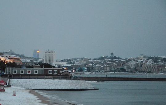 雪后棧橋顯露獨(dú)特韻味 游客不懼寒風(fēng)留影像