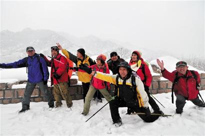大雪封山驢友進山玩走你