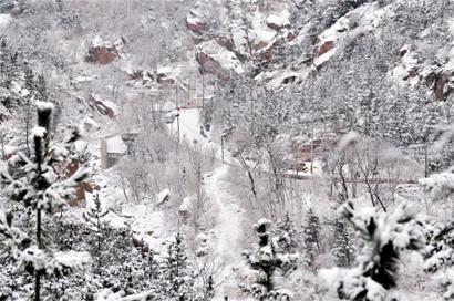 大雪封山驢友進山玩走你