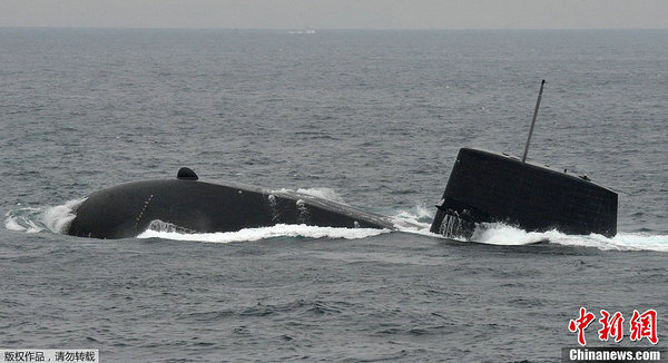 資料圖：日本海上自衛(wèi)隊潛艇浮出水面。