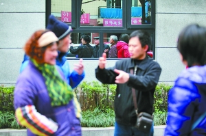 聾啞人兩口子（右紫色冬衣和右二）與親友在一起用手語(yǔ)交流。重慶晨報(bào)記者黃宇實(shí)習(xí)生蘇思攝