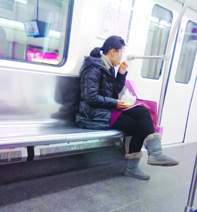 有乘客在地鐵車(chē)廂進(jìn)食。 @我是善良的佩佩 攝