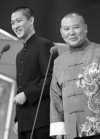 央視蛇年春晚語言類節(jié)目終審，郭德綱意外亮相。大家驚訝之余，開始關(guān)心他是否會與徒弟曹云金同臺。而根據(jù)知情人士透露，郭德綱和曹云金的春晚節(jié)目均已通過審查。