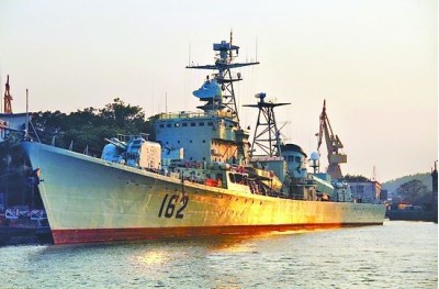 原文配圖：正在廣州黃埔造船廠等待改裝的162“南寧”號(hào)驅(qū)逐艦。