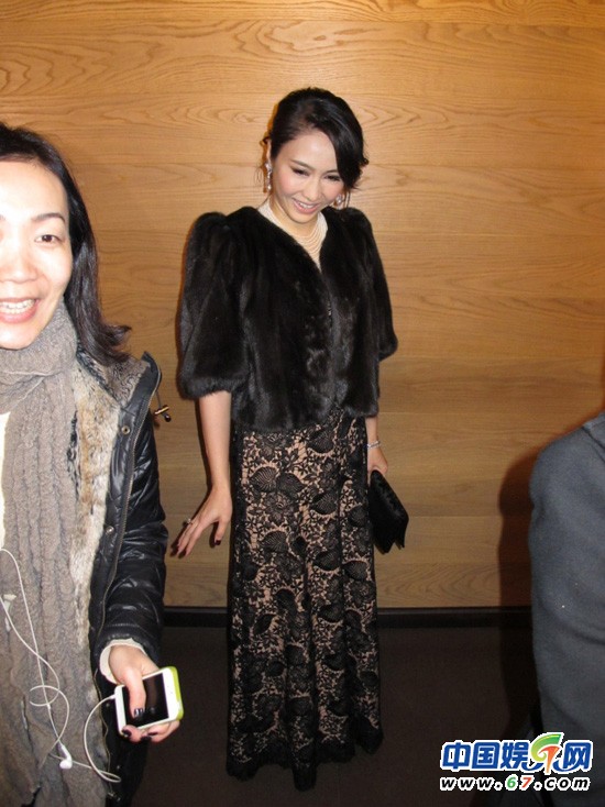 黎姿產后瘦身光彩照人 胞弟黎嬰攜女友亮相