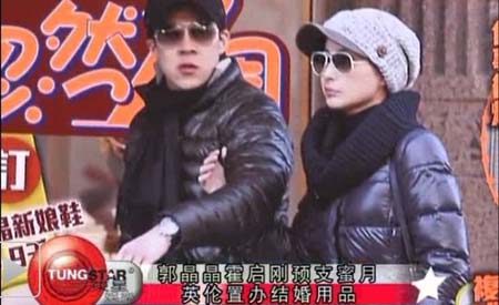 近日在網(wǎng)絡(luò)上曝光出一張二人傳婚變后最新合影，兩人似是在參加某個活動，從照片中可以看出，二人的感情依然很好，這也更有力的粉碎了謠言。