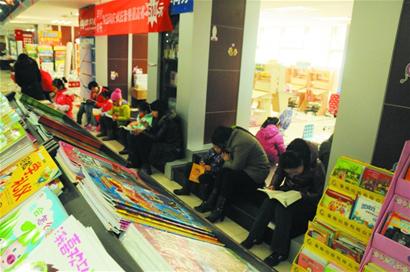 記者在島城各大新華書店調(diào)查發(fā)現(xiàn)“老中青蹭書族”占六成以上