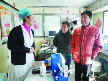 市人大代表胡兆啟、市政協(xié)委員陳明鈺建議增設(shè)愛(ài)心獻(xiàn)血屋