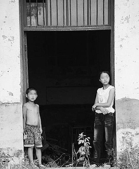 周飛龍遇害后，妻子改嫁，留下一對(duì)年幼的兒女。