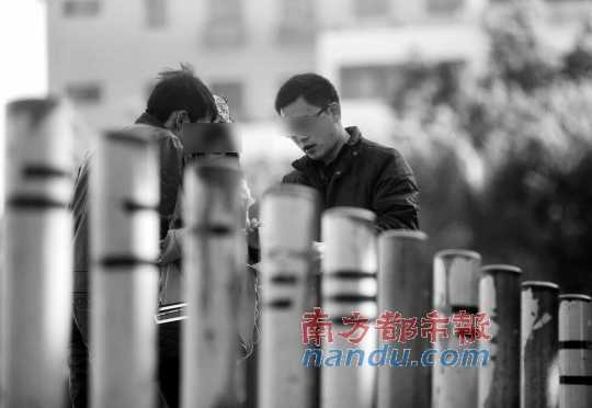 2012年12月31日，收教所醫(yī)生（圖中戴眼鏡背包男）約阿平來到石巖影劇院門前交易，記者偷拍下全過程。 南都記者 霍健斌 攝