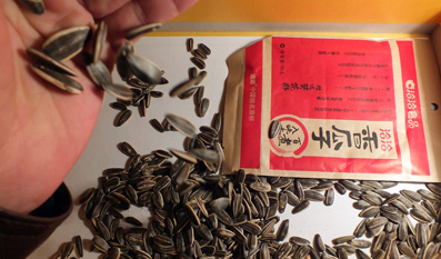 洽洽瓜子在生產(chǎn)流程中存在眾多問題，其中香精的使用問題最為引人矚目。 IC 供圖