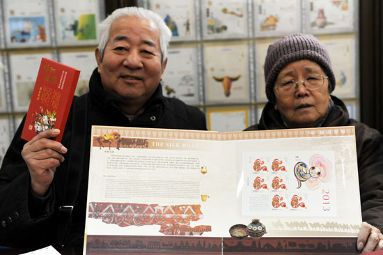 蛇年郵票今日首發(fā) 百余郵迷5點(diǎn)排隊(duì)搶購