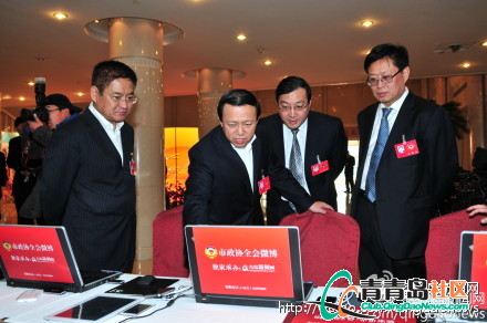 天上午市政協(xié)主席王書堅(jiān)（左二)帶領(lǐng)有關(guān)部門到政協(xié)微博互動區(qū)指導(dǎo)工作。
