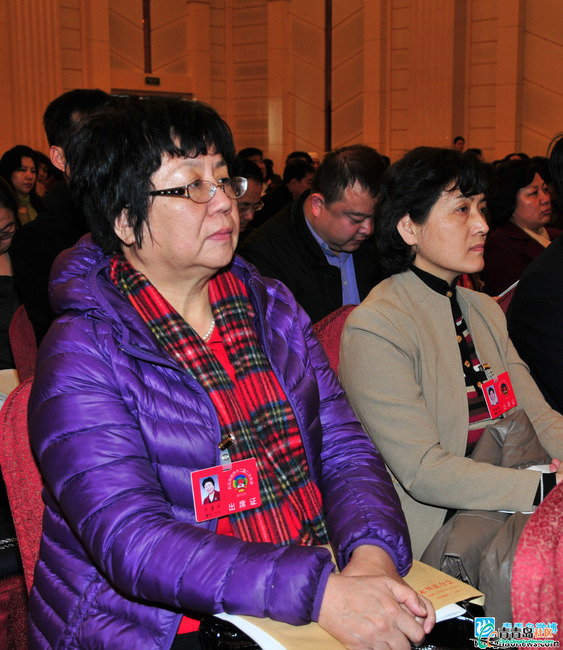 兩會日報(bào)：減輕學(xué)生過重課業(yè)負(fù)擔(dān) 建設(shè)城市大交通