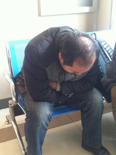 病房外，袁厲害的大兒子杜鵬很難過。央視網(wǎng)記者王在華攝