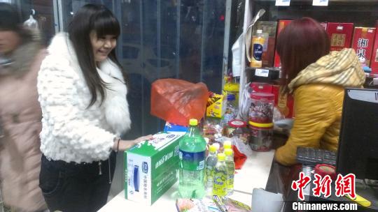圖為因店內(nèi)飲用水售一空，一邯鄲市民只能采購(gòu)牛奶和蘇打水　馬繼前　攝