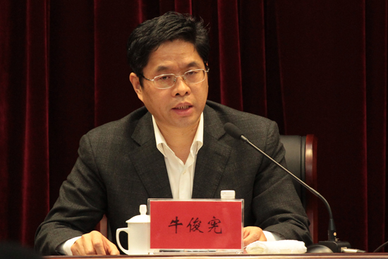    市委常委、常務(wù)副市長(zhǎng)?？棾鱿瘯?huì)議并講話(huà)