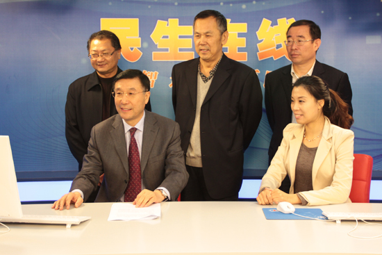 青島市經(jīng)濟(jì)信息化委員會(huì)副主任王安民（一排左一）與網(wǎng)民在線(xiàn)交流 （攝影 周琦）