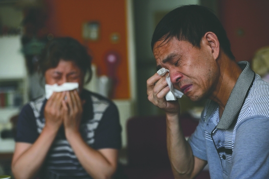 羅洪玲父母提起女兒的婚姻悲劇，忍不住落淚（圖據(jù)成都商報）