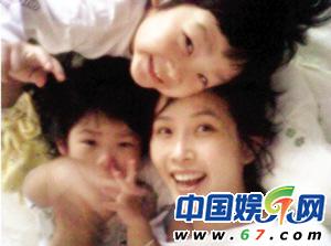 韓女星李孝利看望崔真實(shí)子女 給孩子們讀童話書(shū)