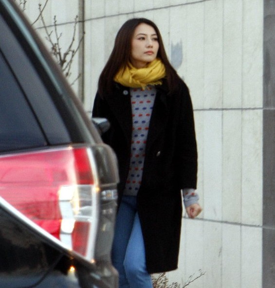 高圓圓長(zhǎng)發(fā)披肩穿黑風(fēng)衣 熟女味兒濃不減清純