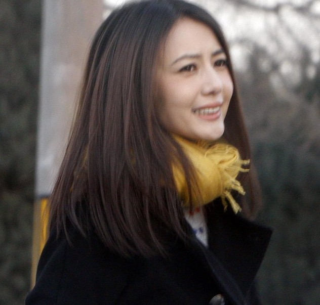 高圓圓長(zhǎng)發(fā)披肩穿黑風(fēng)衣 熟女味兒濃不減清純