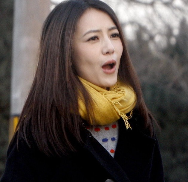 高圓圓長(zhǎng)發(fā)披肩穿黑風(fēng)衣 熟女味兒濃不減清純