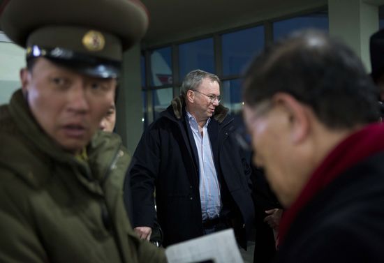 7日，谷歌董事會執(zhí)行主席埃里克·施密特（中）一行抵達(dá)朝鮮首都平壤。