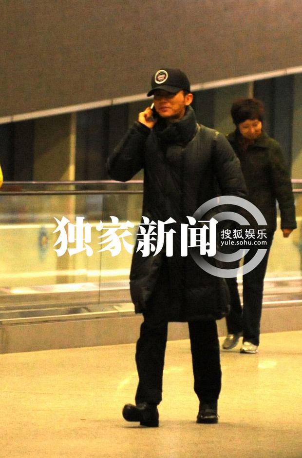 李晨駕豪車(chē)接張馨予 路邊吃烤串