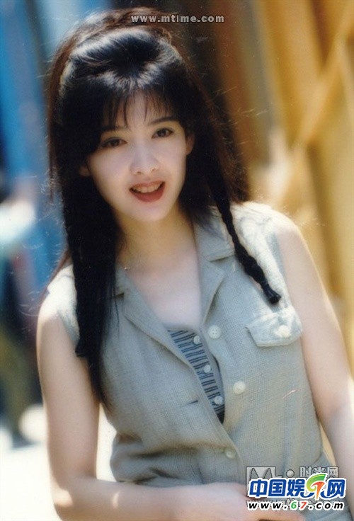 “不老玉女”周慧敏開(kāi)唱秀“事業(yè)線”