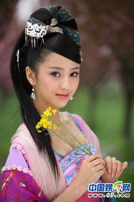 熒屏花語(yǔ)：古裝美人爭(zhēng)相斗艷 劉詩(shī)詩(shī)美艷如櫻花范冰冰嬌媚如睡蓮