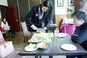 前來征婚的姑娘們先要接受四個(gè)評委對其形象、生活、慈善、情感4方面的考核。