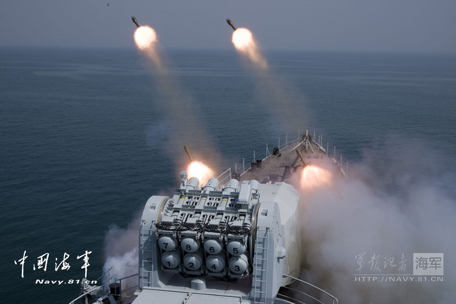 “青島”號導彈驅(qū)逐艦實彈射擊火力猛烈