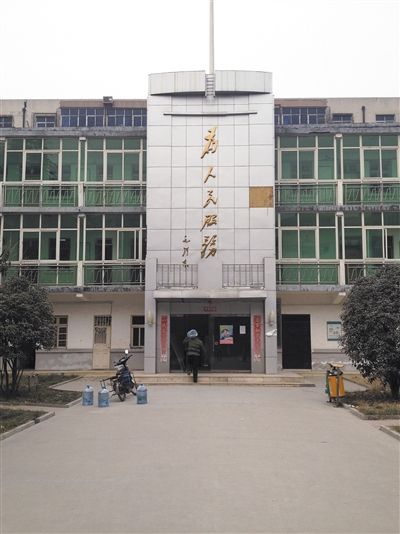 翟振鋒任二七區(qū)房管局長期間，其“親屬公司”拿到3個經適房項目。