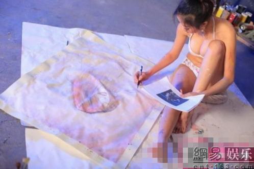藝術系?；ù┍然嶙鳟?自稱為藝術裸身不搞色情