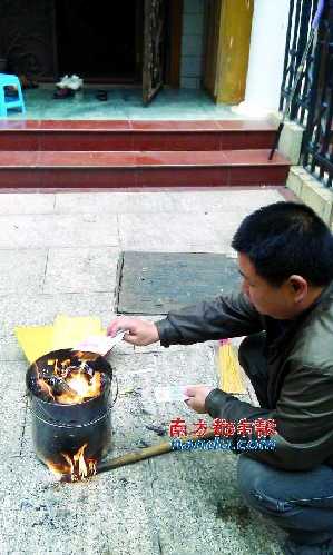 死者家屬在事發(fā)現(xiàn)場(chǎng)拜祭。南都記者 郭現(xiàn)中 攝