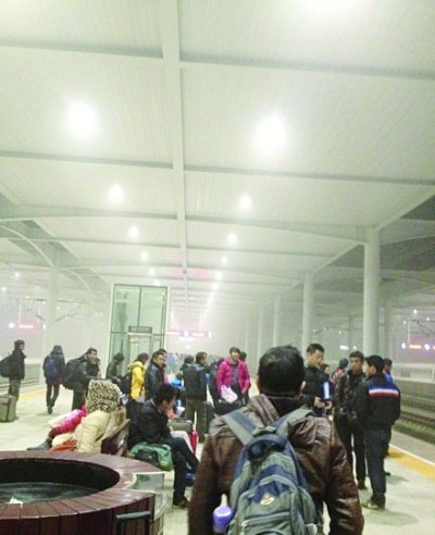 滯留在火車站的乘客。 網友柯先生供圖