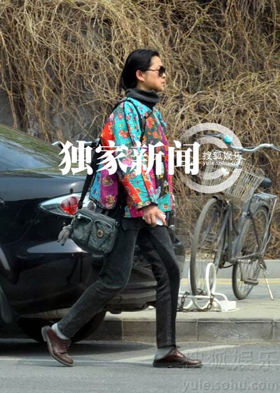 倪萍戴了副墨鏡，顯得很匆忙